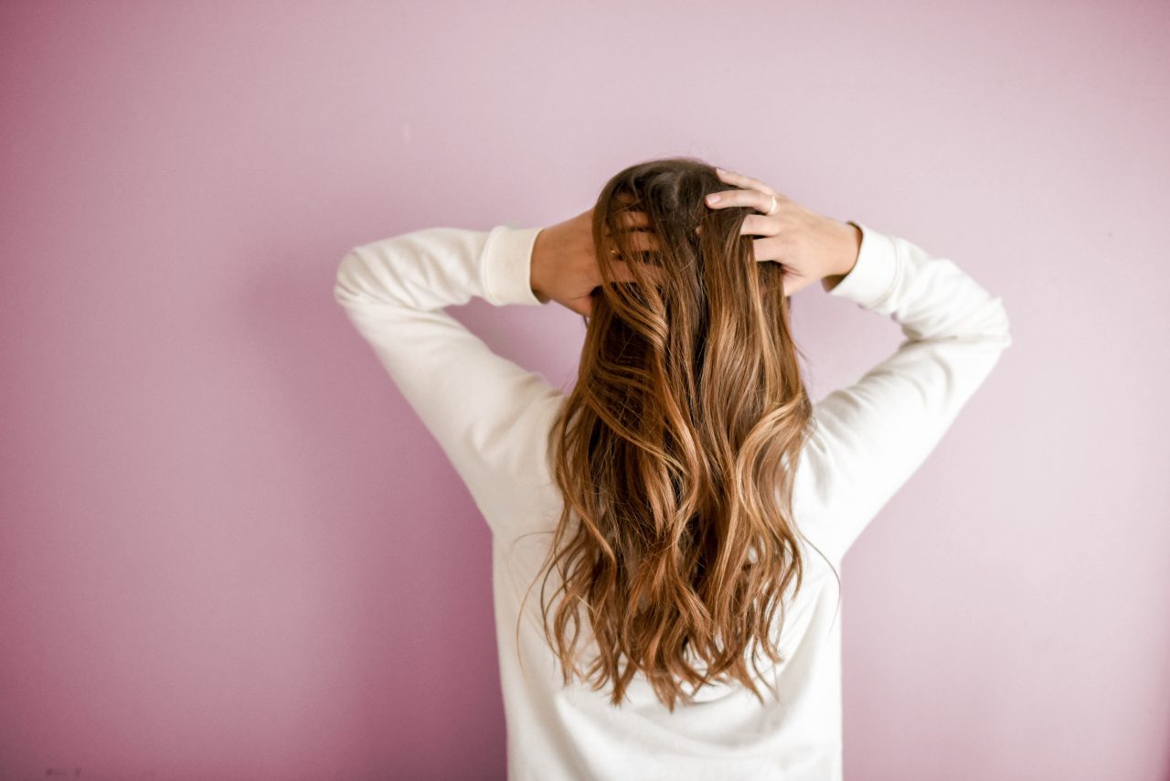 Jak odżywić suche włosy – najlepsze sposoby